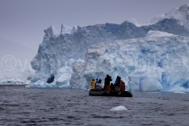 Zoodiac vor einem Eisberg bei Detaille Island, Antarktische Halbinsel