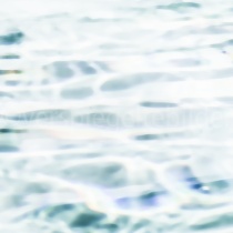 überbelichtete Wellen in einem Pool als abstrakte Landschaft