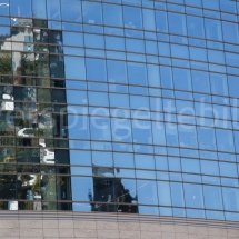 Bosco Verticale Hochhäuser mit Bepflanzung Spiegelung in einer Fensterfront