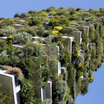 Bosco Verticale Hochhäuser mit Bepflanzung, Ausschnitt aus starker Froschperspektive mit blauem Himmel