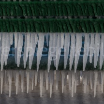 Eiszapfen an einer Parkbank