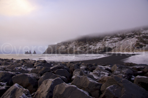 Wintermorgen bei Vík í Mýrdal mit Ausblick auf die Felsnadeln Reynisdrangar: „Skessudrangur“, „Landdrangur“ und „Langsamur“, Island