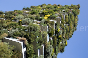 Bosco Verticale Hochhäuser mit Bepflanzung, Ausschnitt aus starker Froschperspektive mit blauem Himmel